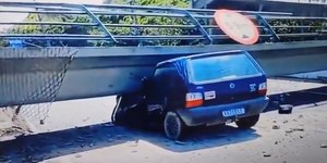 VÍDEO: passarela cai em carro na BR-116 e deixa um morto em Magé