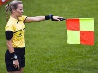 Assistente marcando impedimento