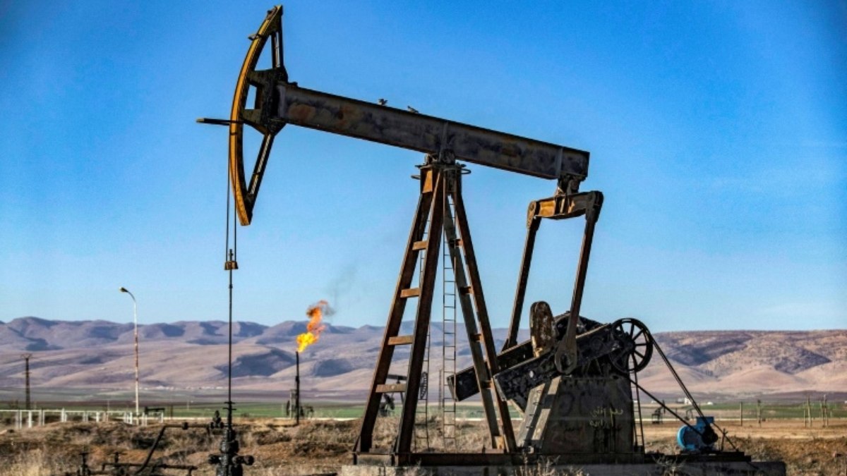 Uma bomba de óleo em um campo de petróleo perto da cidade de Al Qahtaniyah, no nordeste da Síria, em 18 de dezembro de 2022