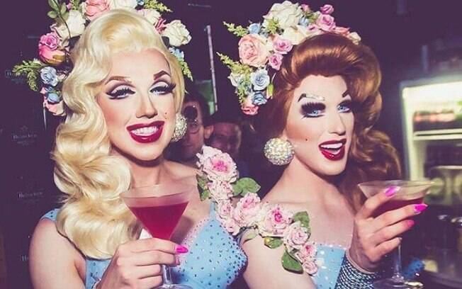 O duo de queens servindo realeza com coroas de flores