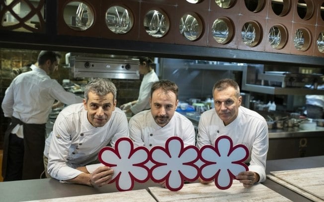 Os chefs espanhóis Mateu Casanas (E), Eduard Xatruch e Oriol Castro (D) em 29 de novembro de 2023 no restaurante Disfrutar em Barcelona