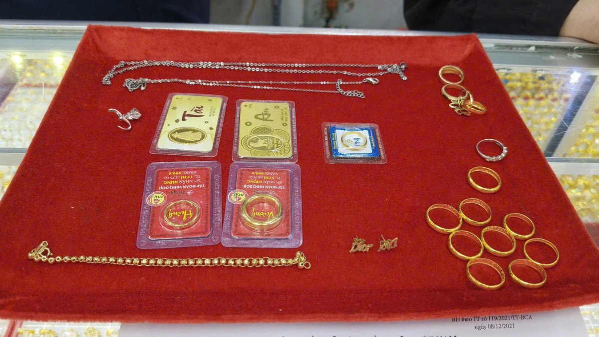 Caixa de joias tinha 15 anéis, dois colares, uma pulseira e um pingente Caixa de joias tinha 15 anéis, dois colares, uma pulseira e um pingente