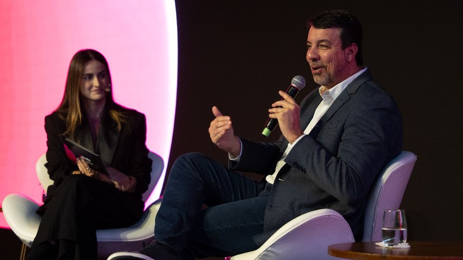 O CEO da Livelo, André Fehlauer, com a jornalista Mari Palma, no evento de dez anos da Livelo O CEO da Livelo, André Fehlauer, com a jornalista Mari Palma, no evento de dez anos da Livelo