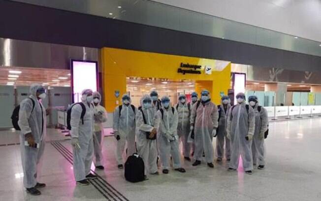Equipe de tripulantes do Porto de Santos aguardando para retornarem aos seus países de origem