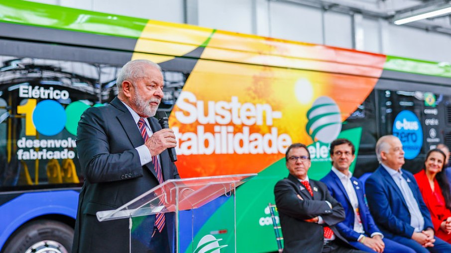 O presidente Lula durante a inauguração da nova linha de produção da Eletra