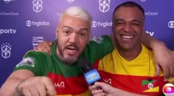 Belo e Denílson se abraçam antes de Futebol Solidário: 