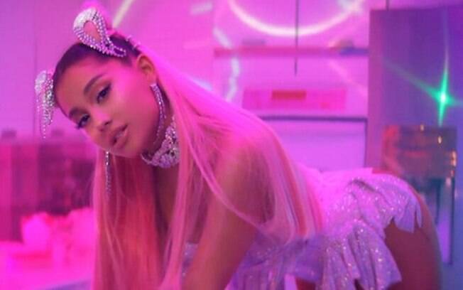 Ariana Grande em cena do clipe de 7 Rings