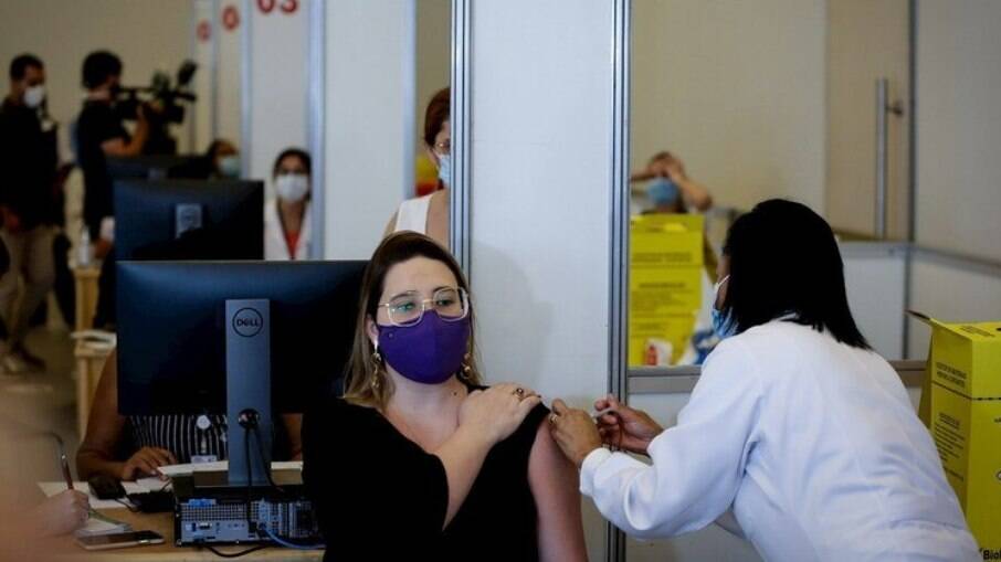 Profissionais da saúde sendo vacinados em São Paulo