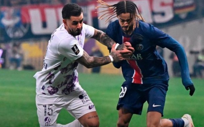 Jogadores de Toulouse e PSG em disputa de bola no Francês
