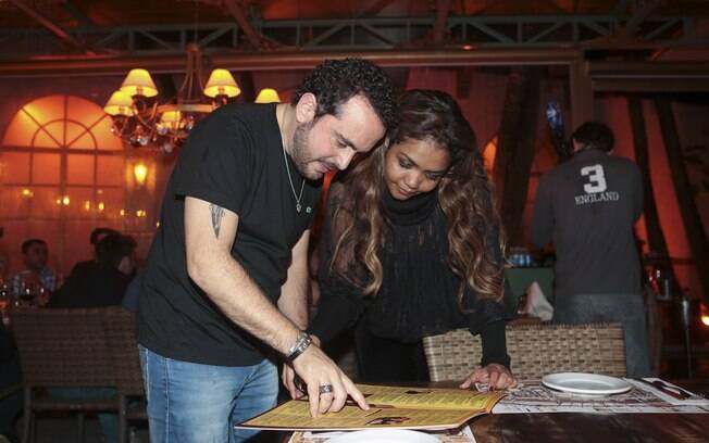 Foto: Anitta posa com o dono do Paris 6, Isaac Azar, durante evento do  restaurante - Purepeople