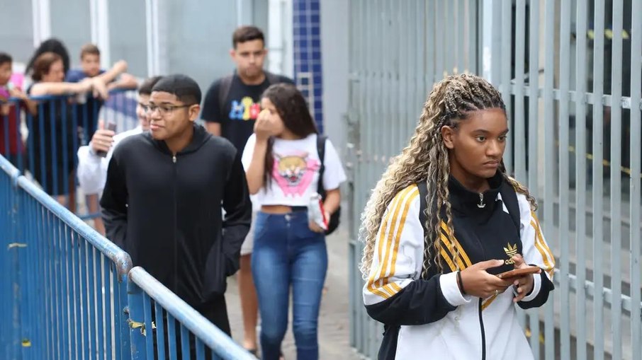 Estudantes saem do segundo dia do Exame Nacional do Ensino Médio (Enem)