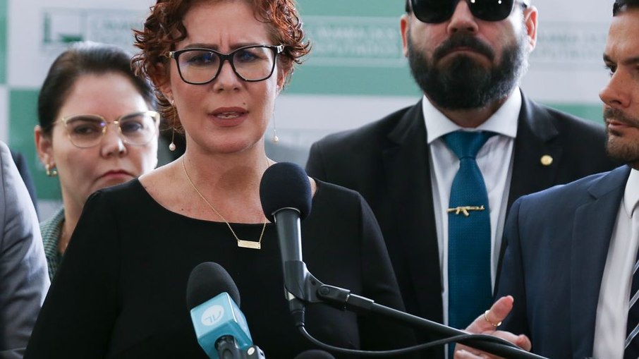 Deputada Carla Zambelli durante coletiva no salão verde da Câmara dos Deputados