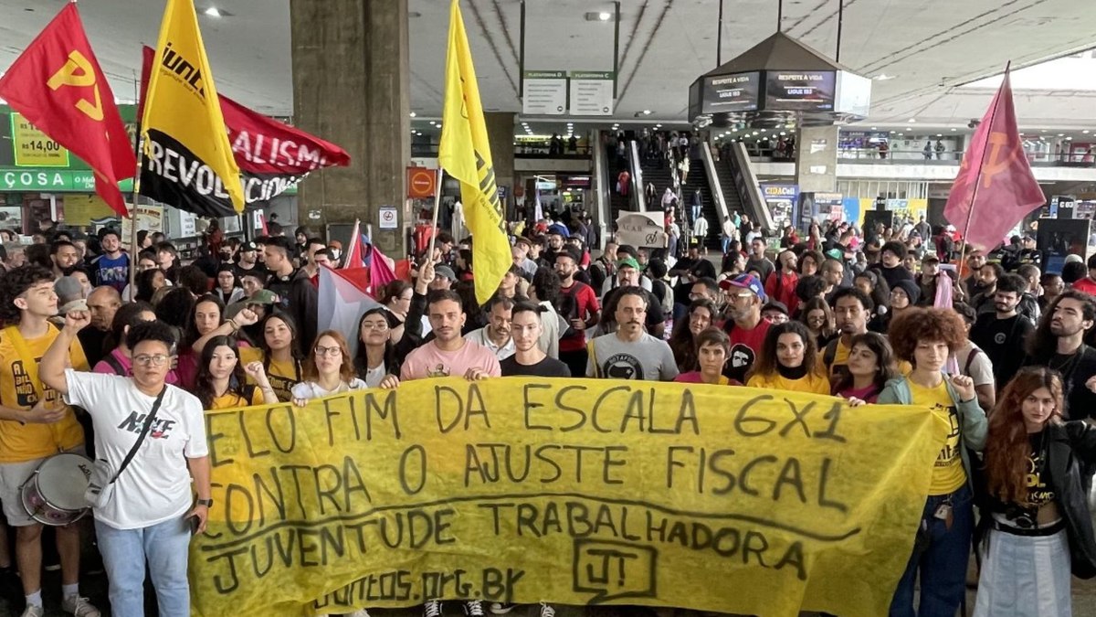 Manifestantes protestam em favor do fim da escala 6x1 