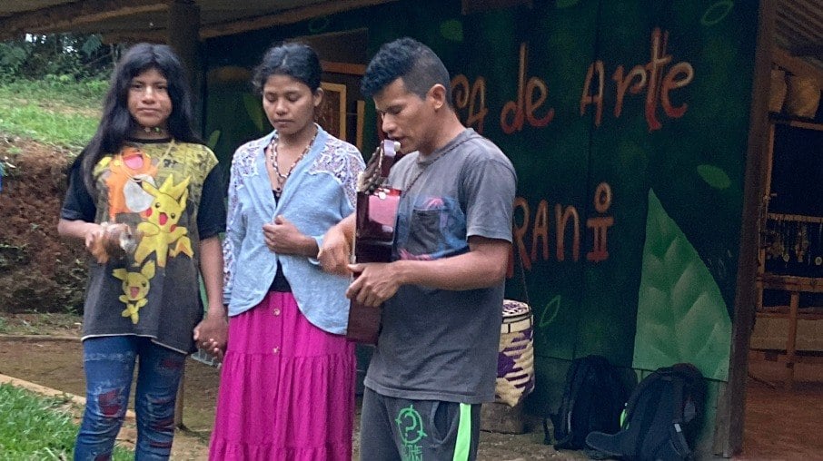 Wera Mirin (à direita), sua esposa (centro) e amiga da família cantando uma música típica Guarani