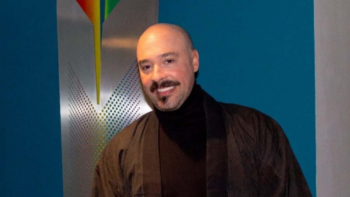 O artista Wilson Ferreira é o primeiro brasileiro LGBTQIAP+ a ter um memorial na cidade de São Francisco. O artista Wilson Ferreira é o primeiro brasileiro LGBTQIAP+ a ter um memorial na cidade de São Francisco.