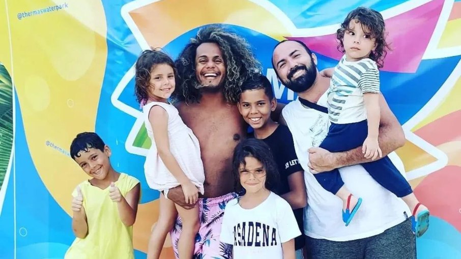 Jhonatan da Silva (à esquerda) e Daniel Rocha (à direita) com seus cinco filhos