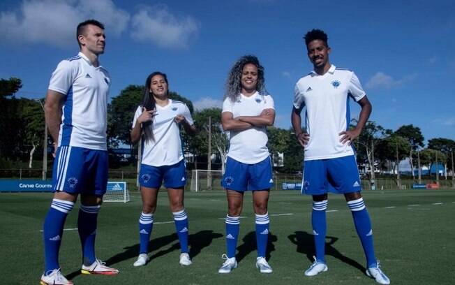 Cruzeiro lança oficialmente camisa branca