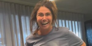 Giovanna Antonelli cai na risada após "flagra" em ensaio