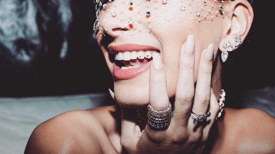 A modelo Hailey Bieber apostou nos brilhinhos nos dentes para o Met Gala de 2017