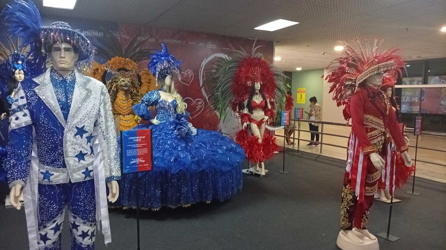 Exposição de figurinos no aeroporto de Manaus