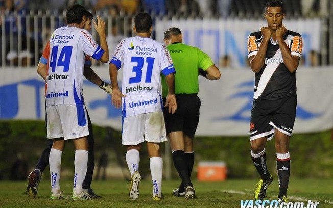 Elton comemora pênalti marcado na semifinal contra o Avaí, em 2011