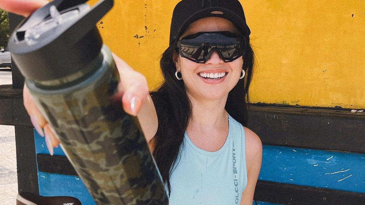 Juliette aparece sorridente em fotos durante passeio de bicicleta pelo Rio de Janeiro