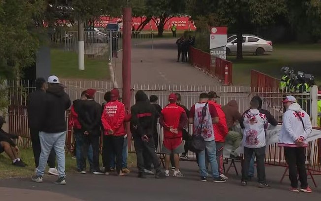 Torcedores do Internacional em protesto no CT Parque Gigante