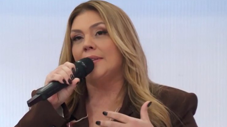 Simony chora ao relembrar de tia que morreu de câncer