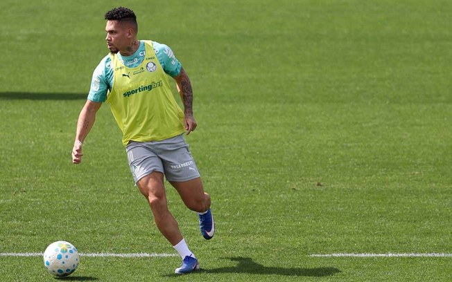 Paulinho durante treinamento pelo Palmeiras na temporada Paulinho durante treinamento pelo Palmeiras na temporada