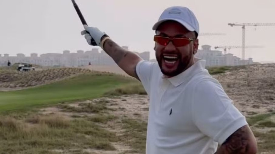 Neymar pratica golfe e protagoniza lance bizarro