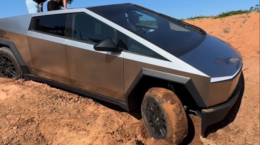 Primeiro Tesla Cybertruck do Brasil fica preso no barro e vídeo viraliza