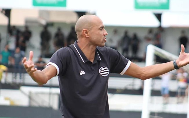 Clube mineiro brincou sobre a saída do treinador Roger Silva 