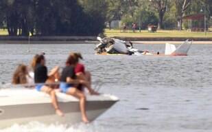 Pequeno avião cai em rio da Austrália e deixa dois mortos; veja