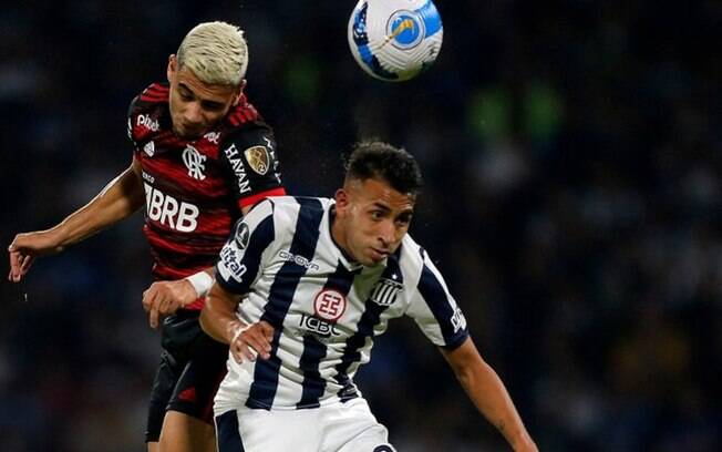 Flamengo supera má atuação e gol contra, empata com o Talleres e encaminha vaga na Libertadores