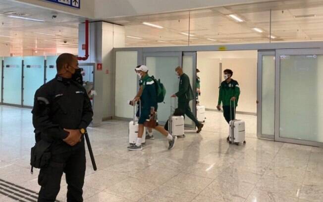 Sem presença de torcida, Palmeiras desembarca em São Paulo após Mundial de Clubes