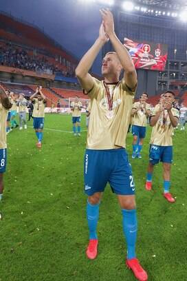 Douglas Santos levanta taça e comemora feito do Zenit como maior campeão da  Rússia