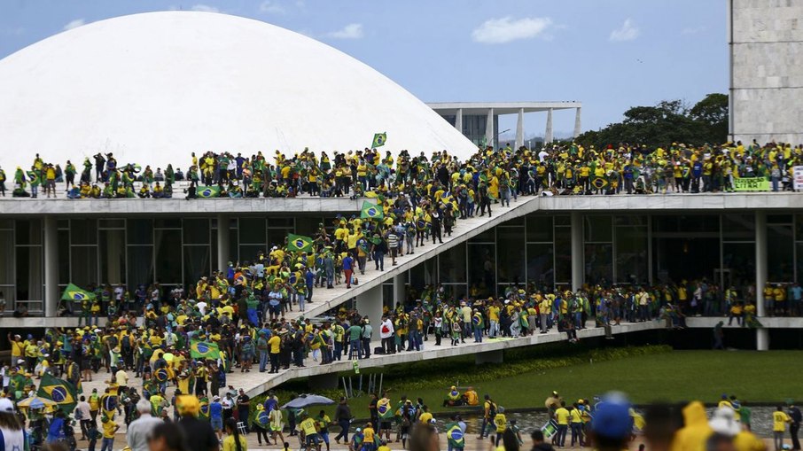 Golpistas invadindo os Três Poderes