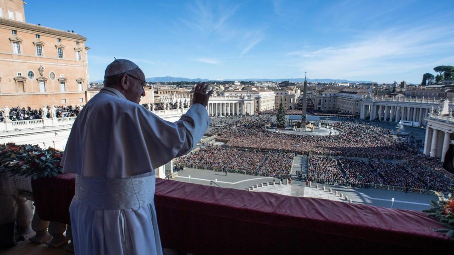 Papa Francisco saudando multidão na Praça de São Pedro, na Cidade do Vaticano Papa Francisco saudando multidão na Praça de São Pedro, na Cidade do Vaticano