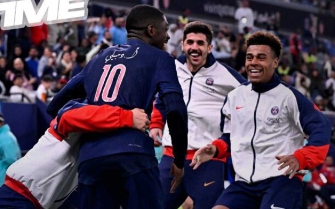 Dembélé é celebrado logo após fazer o gol do título do PSG neste 1 a 0 sobre o Monaco na final da Supercopa