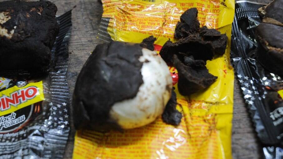 Cocaína escondida em embalagens de bombons teria como destino o Sudão do Sul. Cocaína escondida em embalagens de bombons teria como destino o Sudão do Sul.
