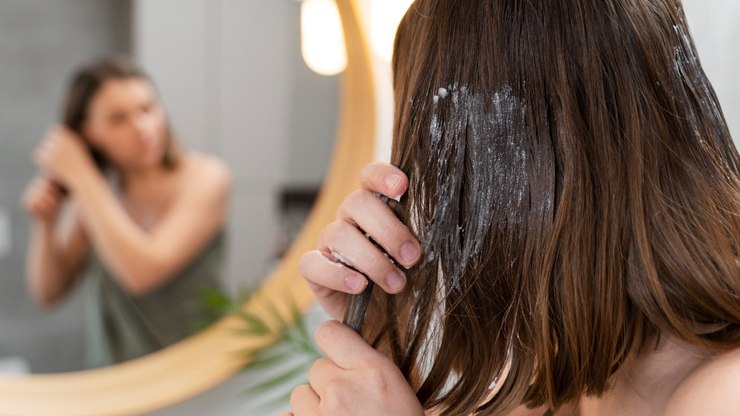 5 truques diferentes que podem deixar o cabelo mais brilhante