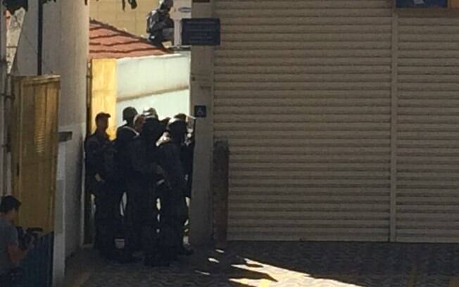 Bandidos assaltaram agência dos Correios e fizeram reféns na Vila Formosa, em São Paulo