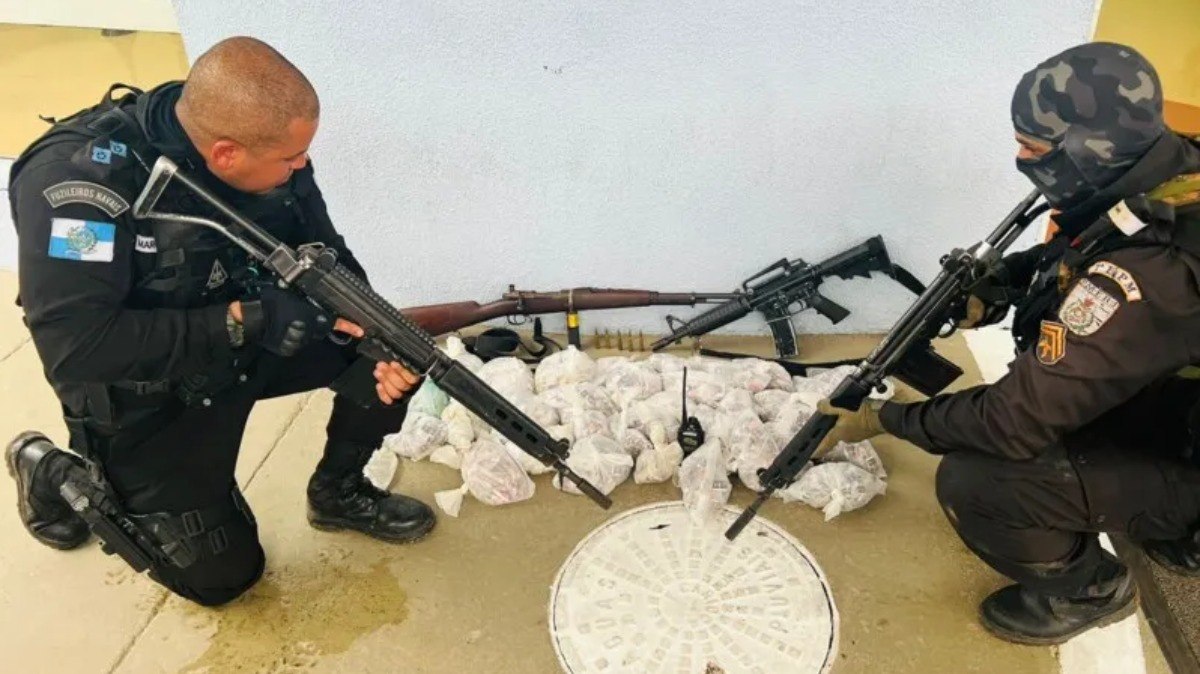 Armas e drogas apreendidas pela Polícia Militar de São Gonçalo durante ação