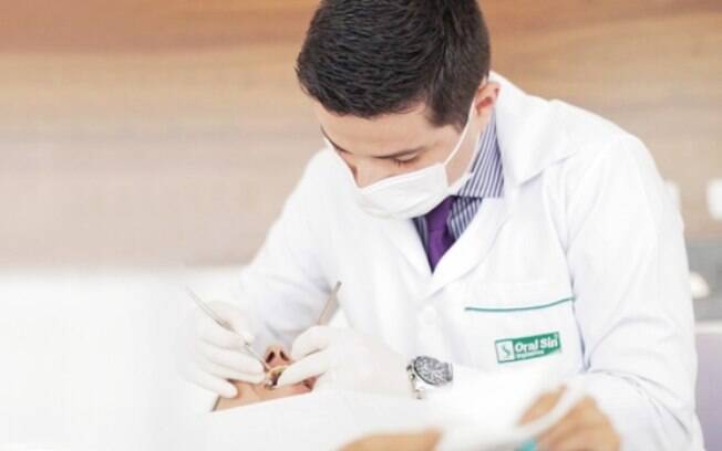 Especialista aponta que implante dentário pode durar uma vida toda
