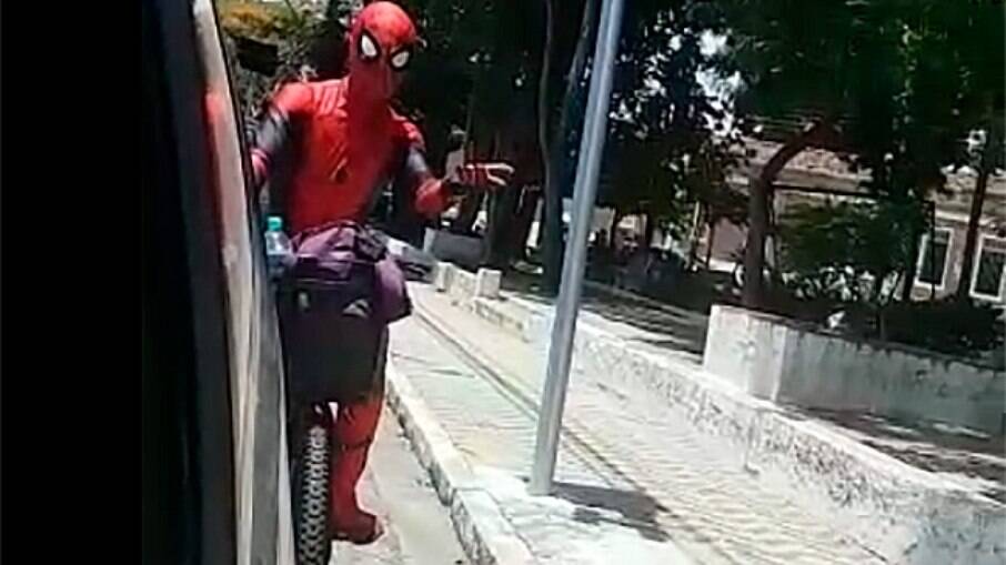 Homem-Aranha de Taubaté circula pela cidade andando de bicicleta