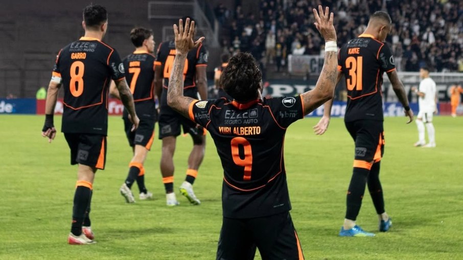 Yuri Alberto comemora gol na vitória contra o Platense