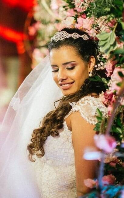 A jovem Alinne Araújo se casou sozinha neste domingo