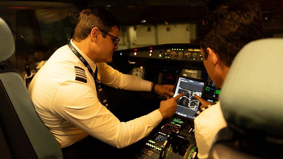 São cerca de 150 vagas para copilotos e 10 para comandantes São cerca de 150 vagas para copilotos e 10 para comandantes