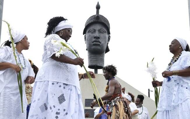 Em comemoração ao Dia da Consciência Negra, grupo faz homenagens junto ao Monumento a Zumbi dos Palmares no RJ