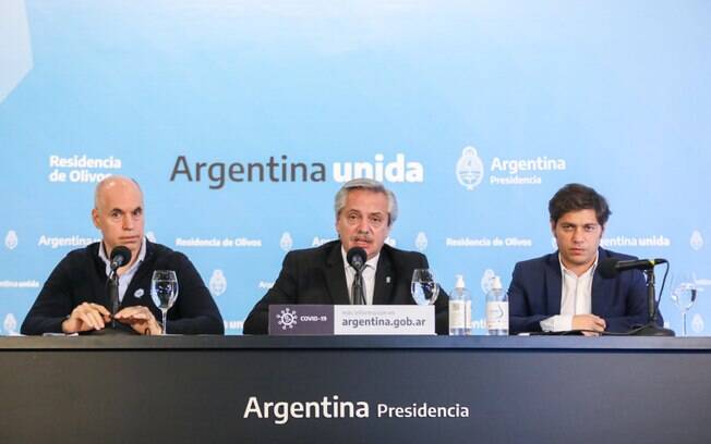 Presidente argentino Alberto Fernández (ao centro da imagem) anunciou prorrogação do lockdown e endurecimento de regras em Buenos Aires